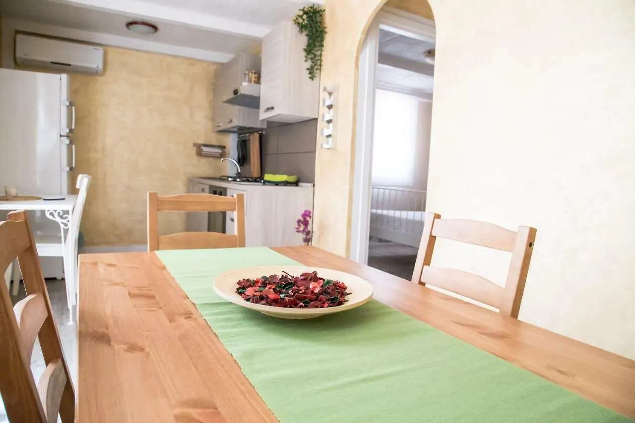 Apartamento cucaracha CTA 0*,  Italia